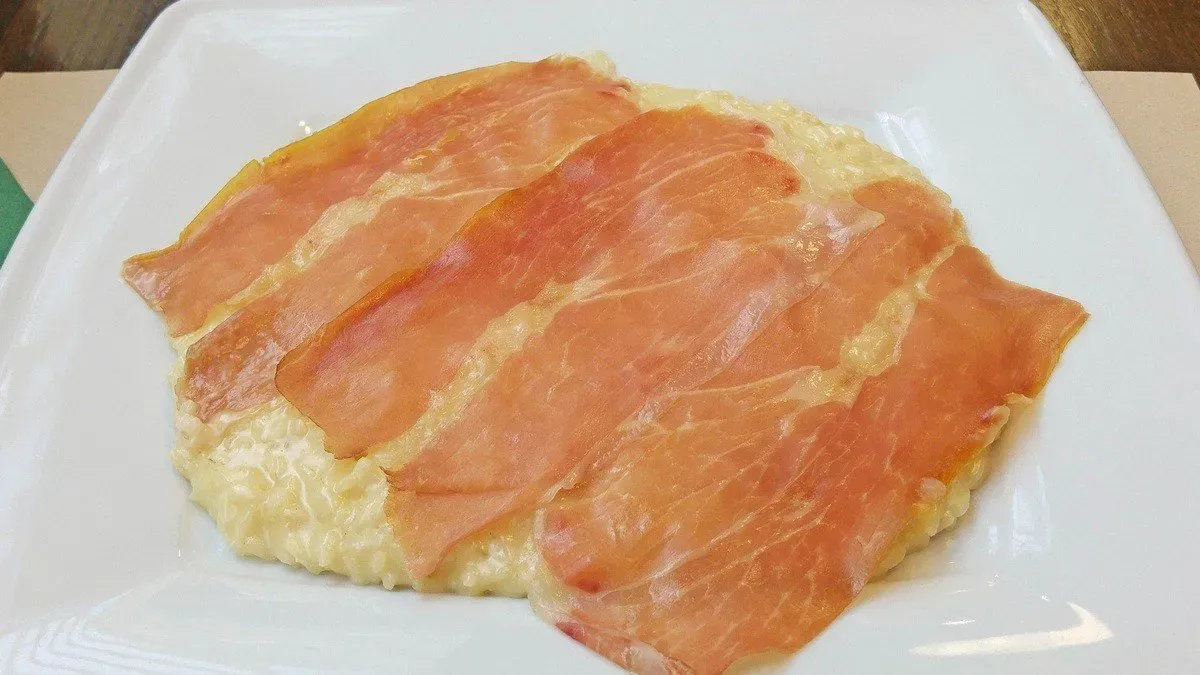 Risotto alla „Parmigiana” con fette di Crudo