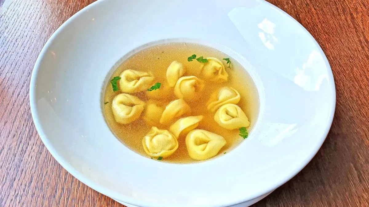 Húsleves hússal töltött Cappelletti tésztával
