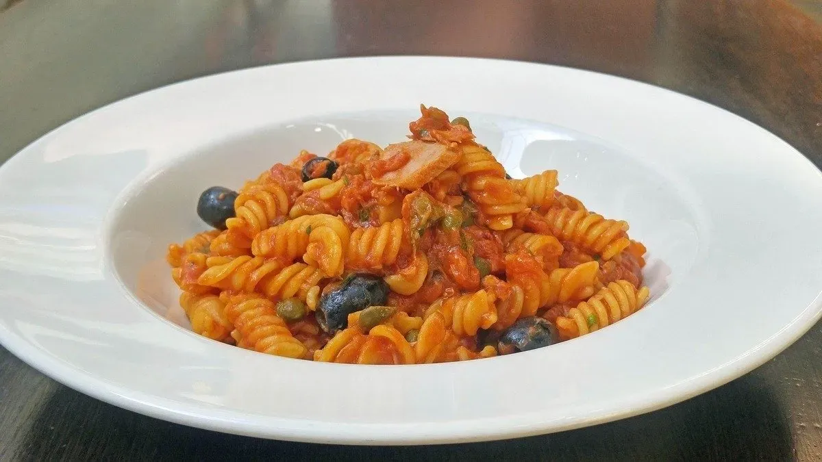 Házi Fusilli tonhalas-paradicsomos szószban fekete olívabogyóval és kapribogyóv