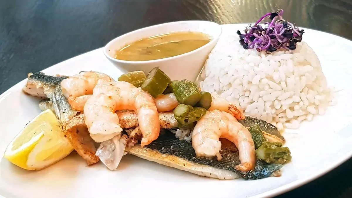 Filetto di Branzino con Gamberi e Asparagi in salsa al Vino Bianco
