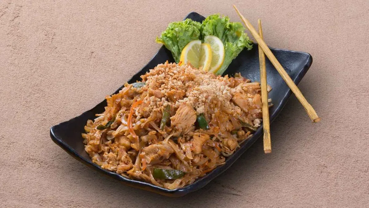 B2 Pad Thai Kai ( enyhén csípős)