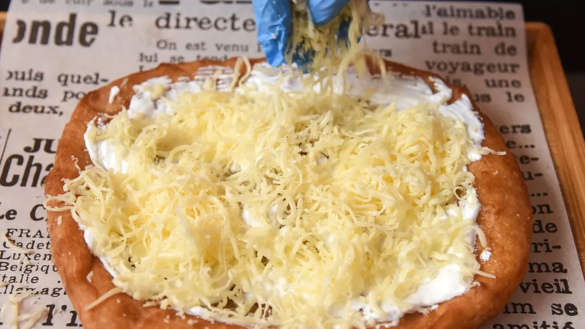 Sajtos-tejfölös