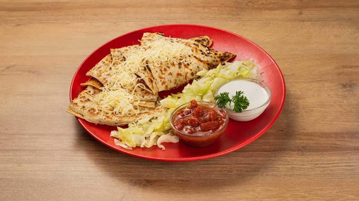 Csirkés quesadilla palacsinta jégsalátával, salsával és fűszeres tejföllel