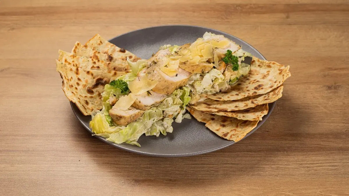 Jércemell szeletek Cézár salátával, parmezán forgáccsal, palacsinta roppanccsal