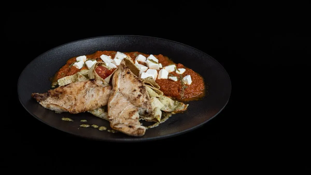 Toszkán paradicsommártás bazsalikomos palacsinta, feta kocka grillezett jérce