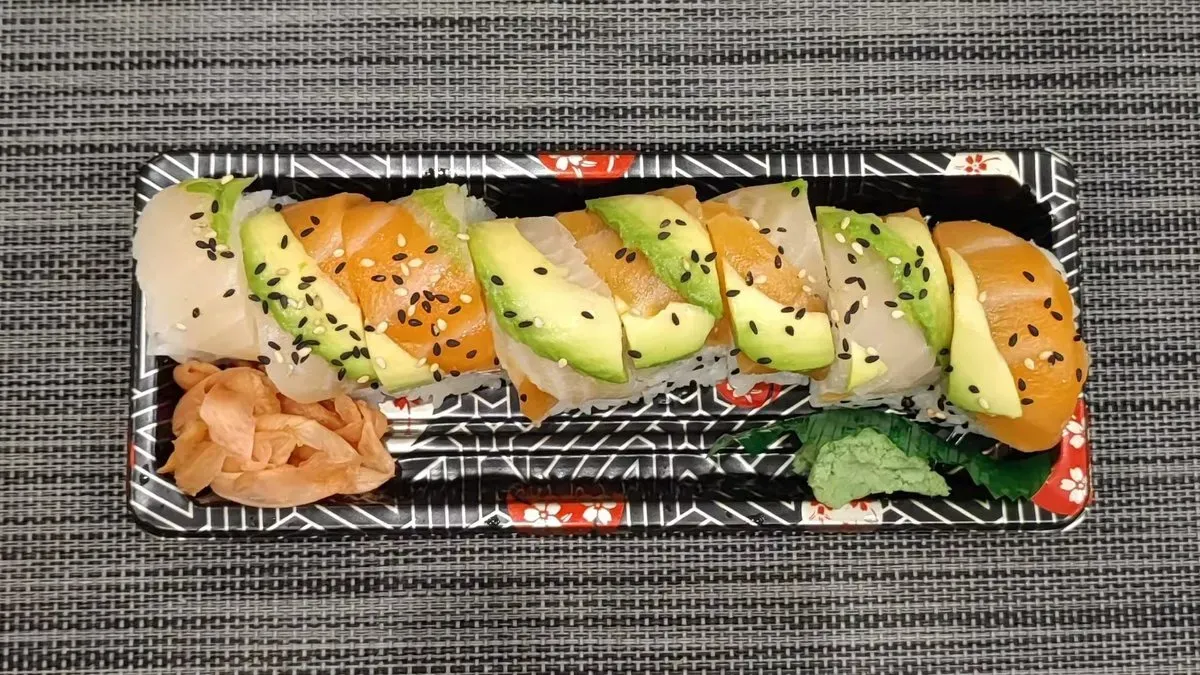 E71#Lazac,avokádó ,tilapia ,surimi,spicy majonéz 8db
