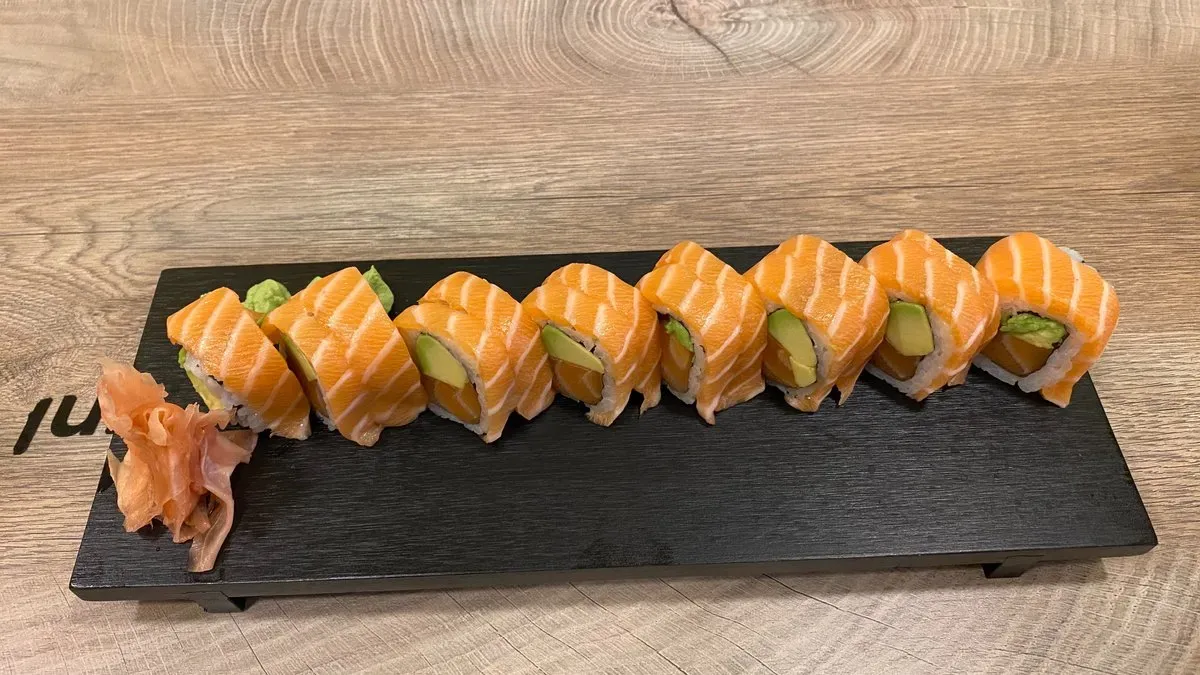 I1.Lazac kifordított maki Inside Out (8db)/ Salmon cover roll