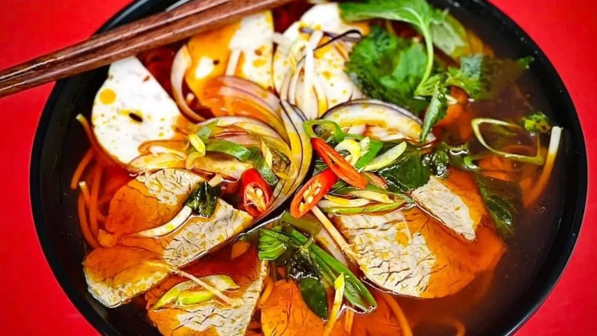 P4. Bún bò Huế ( spicy soup)