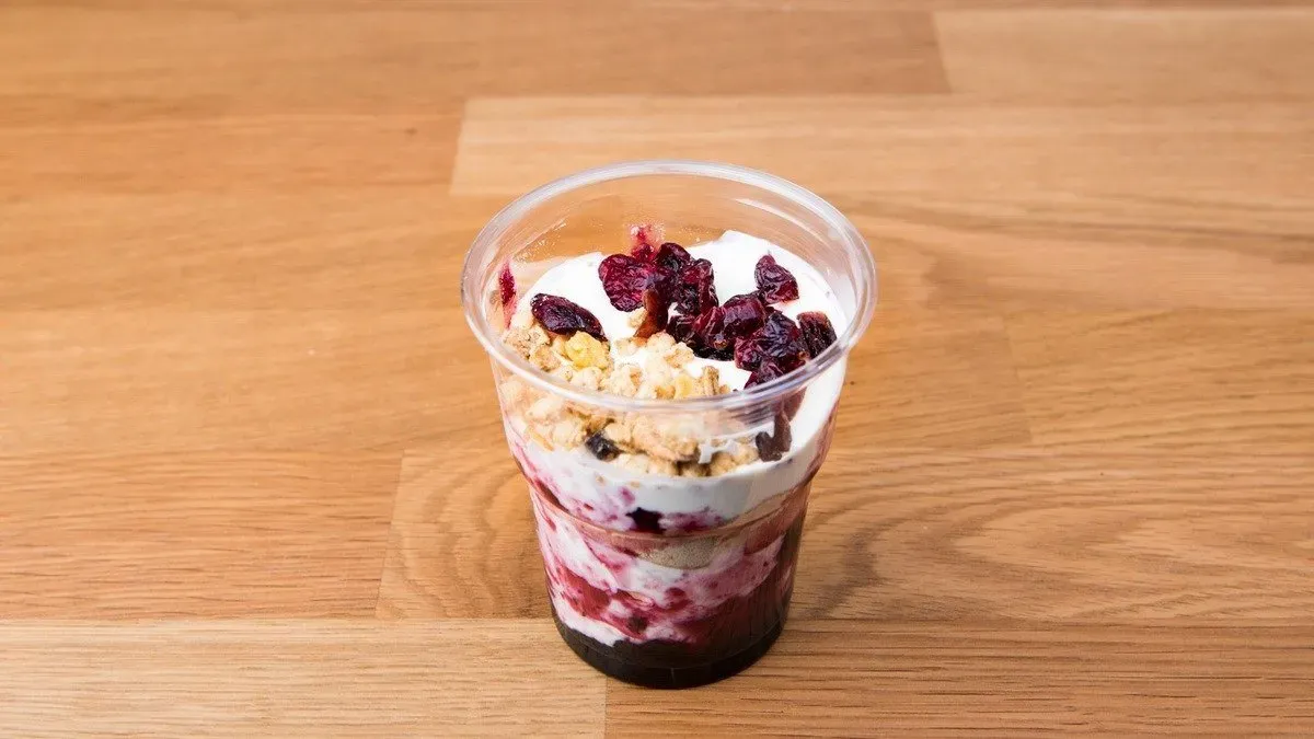 Görög joghurt vörösáfonyával és crunch műzlivel