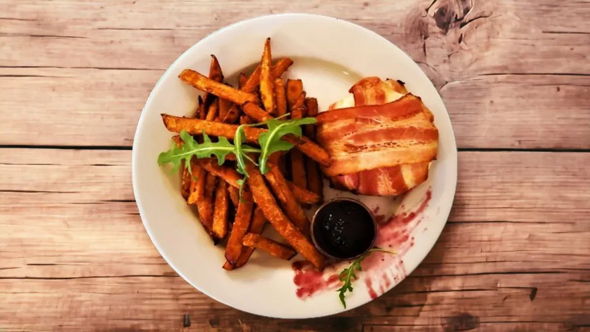Baconos camembert tál