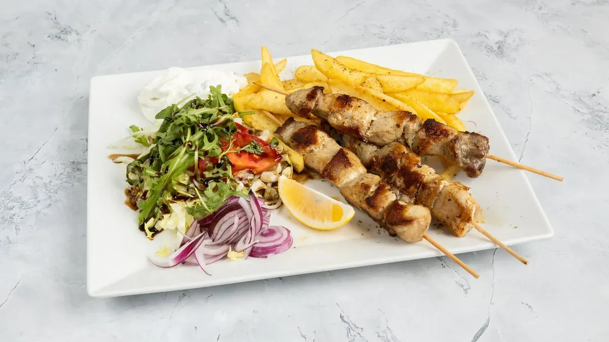 Sertés souvlaki tál