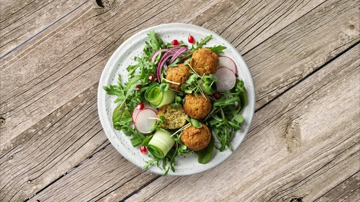Hummusz friss, ropogós kevert salátával, falafel golyókkal, pitával