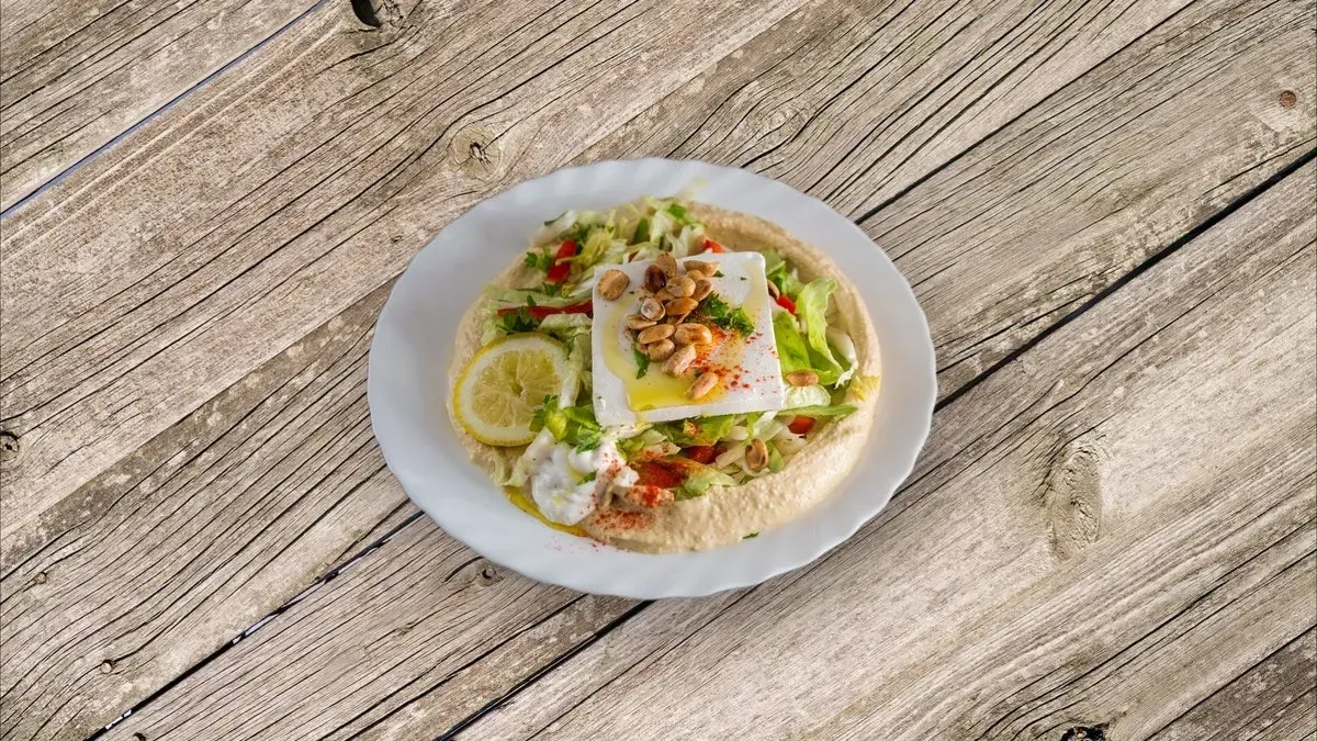Feta sajtos, spenótos hummusz tál, görög pitával