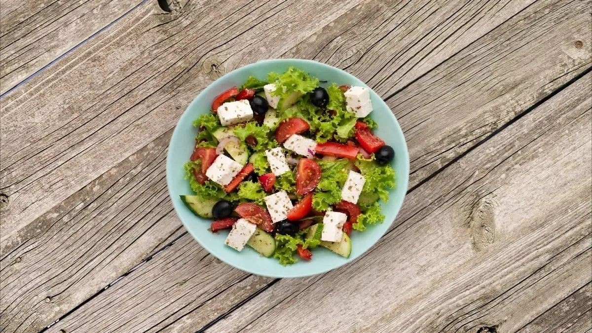 Mediterrán fetasaláta, olivával
