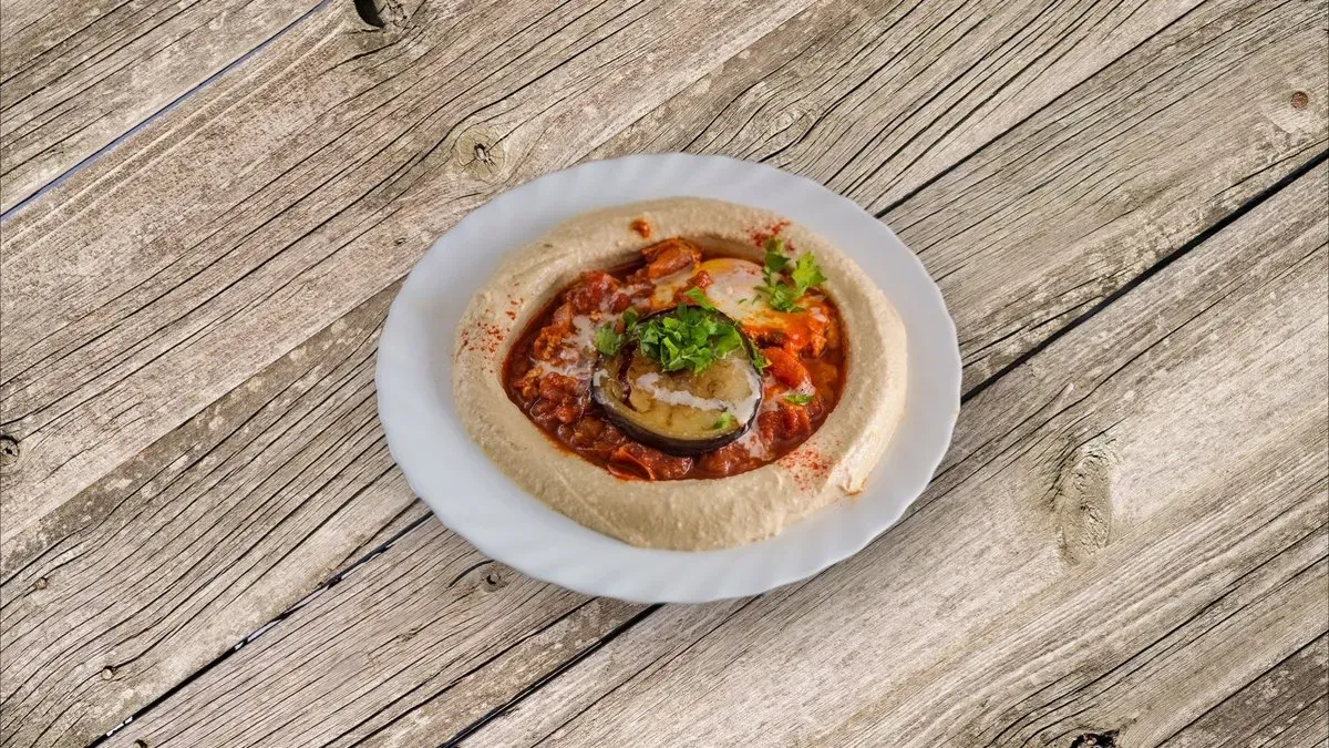 Shakshuka hummusszal, pitával