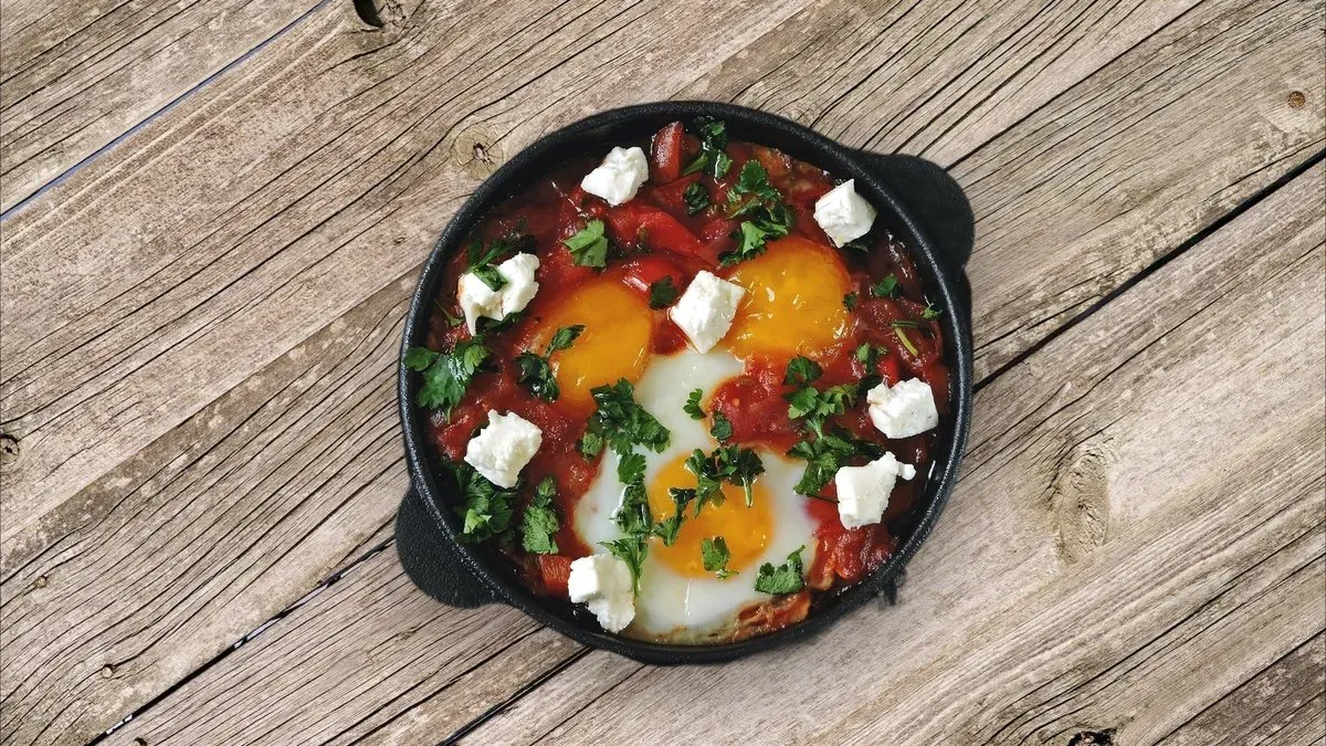 Shakshuka sajttal, pitával