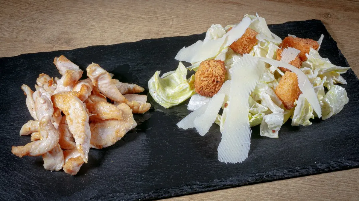Caesar saláta csirkemellel és parmezánnal