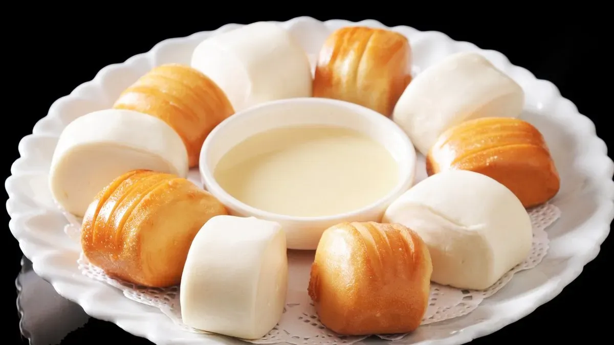 C22. Gőzöld mantou kenyér sűrített tejjel tálalva