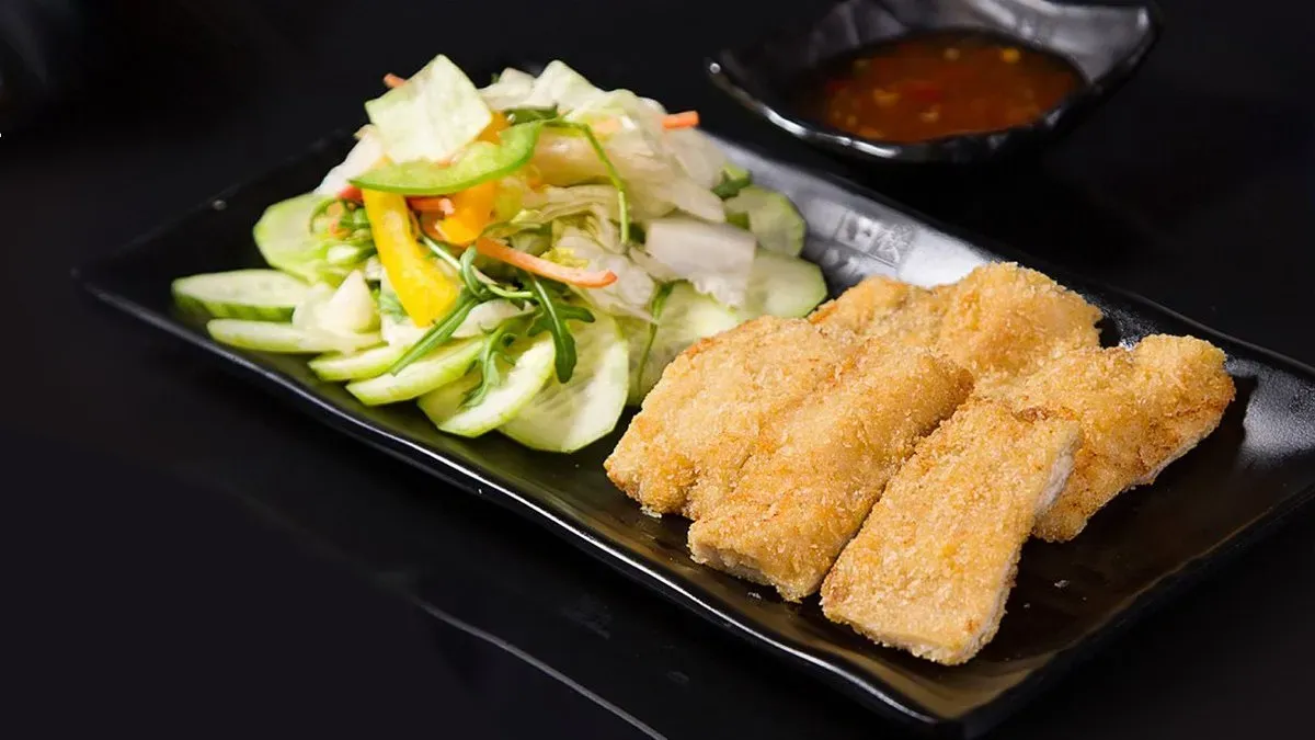 C20. Csirke falatkák tempura salátával