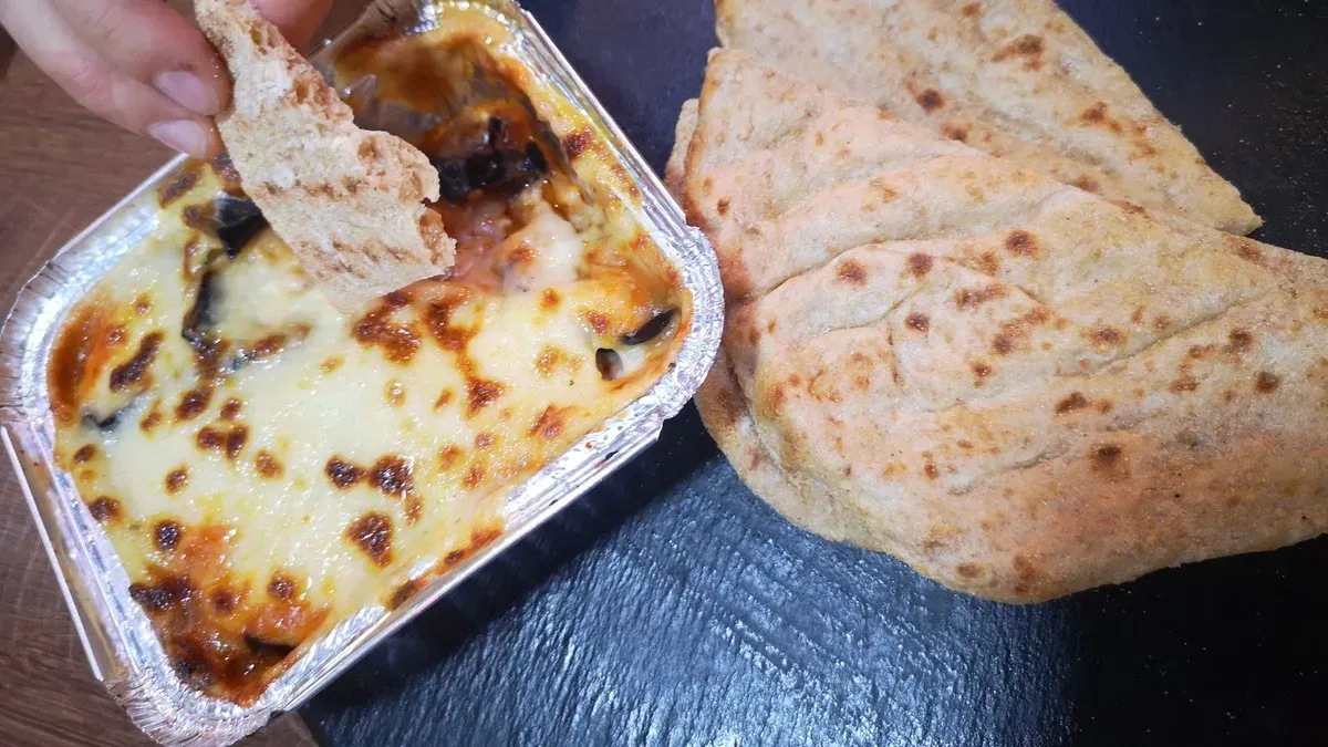 Bechamel mousaqa borjúhússal & pitával (mousaqa bechamel with beef, bread)