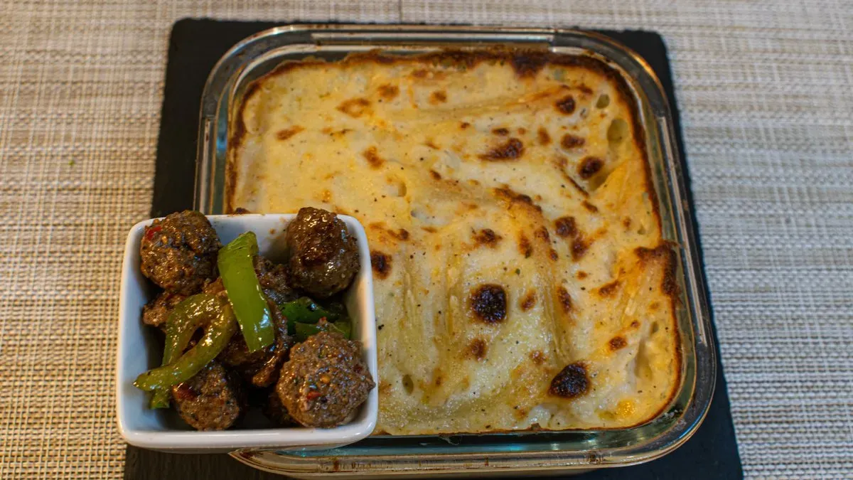 Besamel Penne tészta füstölt kolbásszal Nagy (Sausages bachamel pasta Big)