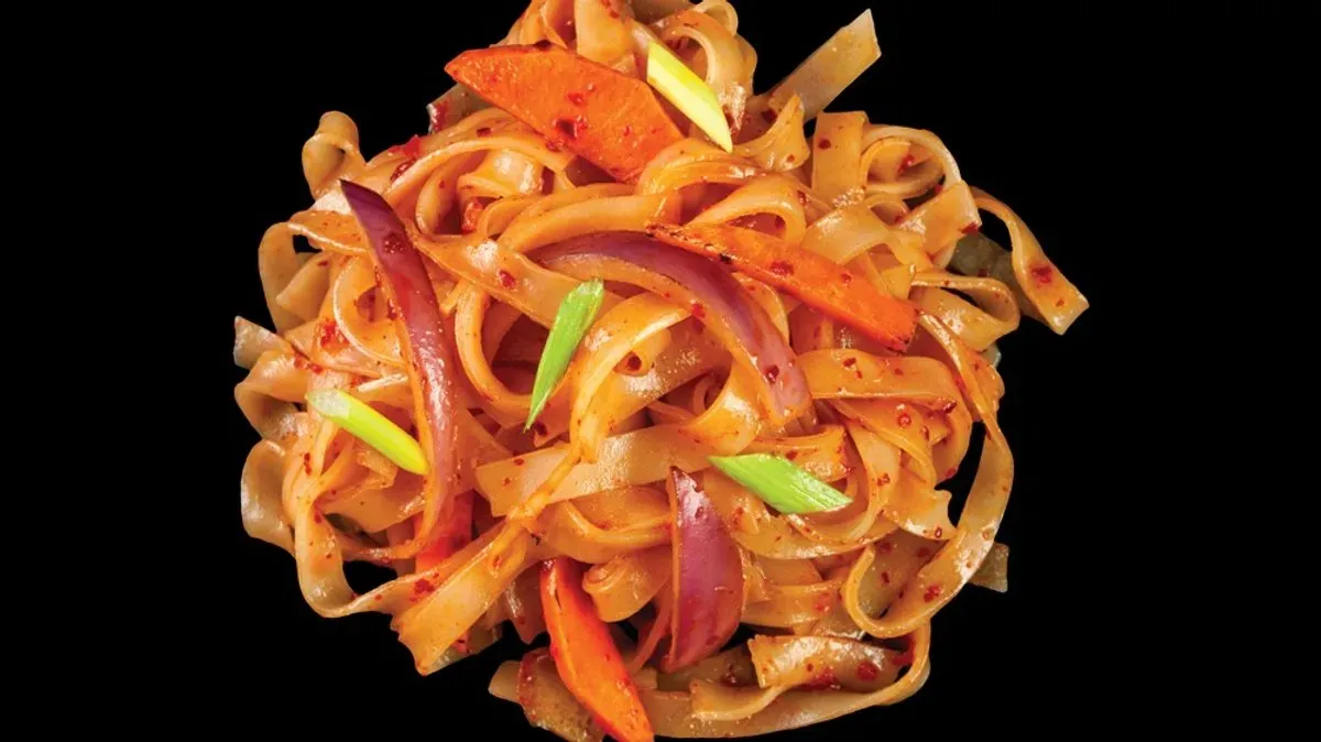 Pirított mézes chilis rizstészta zöldségekkel (extra csípős)