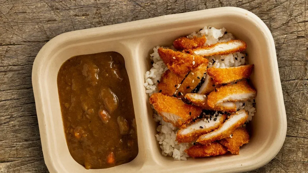 Pankó morzsában sült csirkemell, japán curryvel és párolt rizzsel