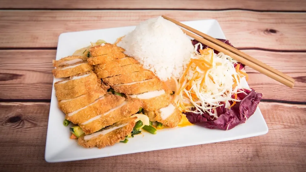 16. Vörös curry rizzsel, ropogós zöldségekkel, kókusztejjel és bazsalikommal