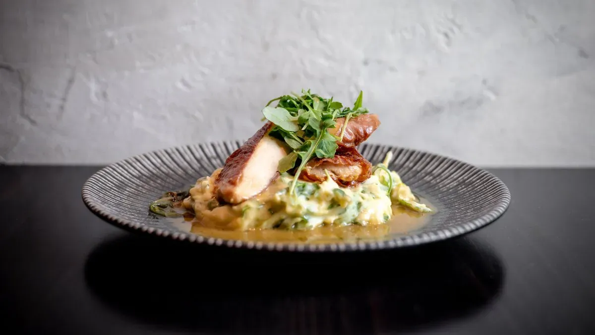 Csirkemell saltimbocca pármai sonkával és zsályával, rukkolás burgonyapürével
