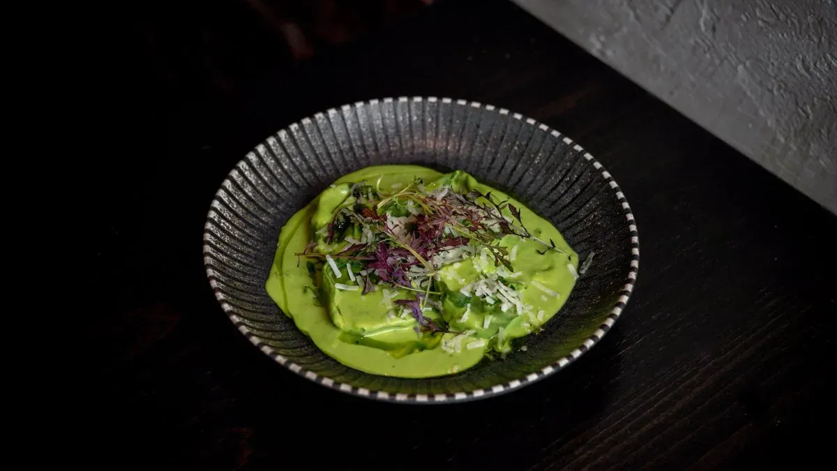 Kecskesajttal töltött zöldborsós tortelloni pecorino sajttal