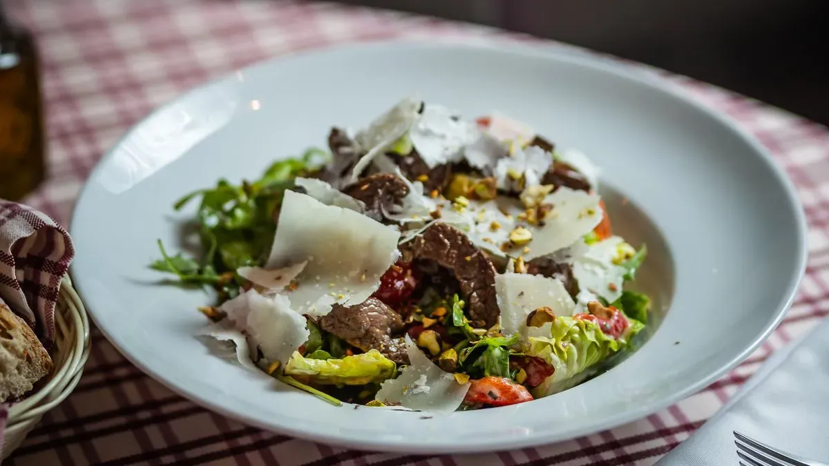 Bélszínsaláta dijoni vinaigrette-vel és sült paprikával