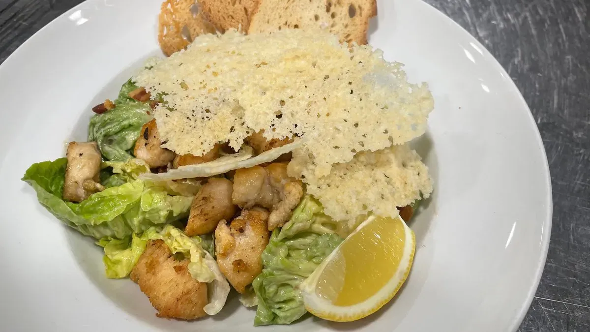 Insalata alla Cesare Csirkével