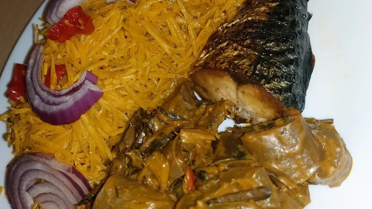 Afrikai saláta tál sült hallal és friss zöldségekkel