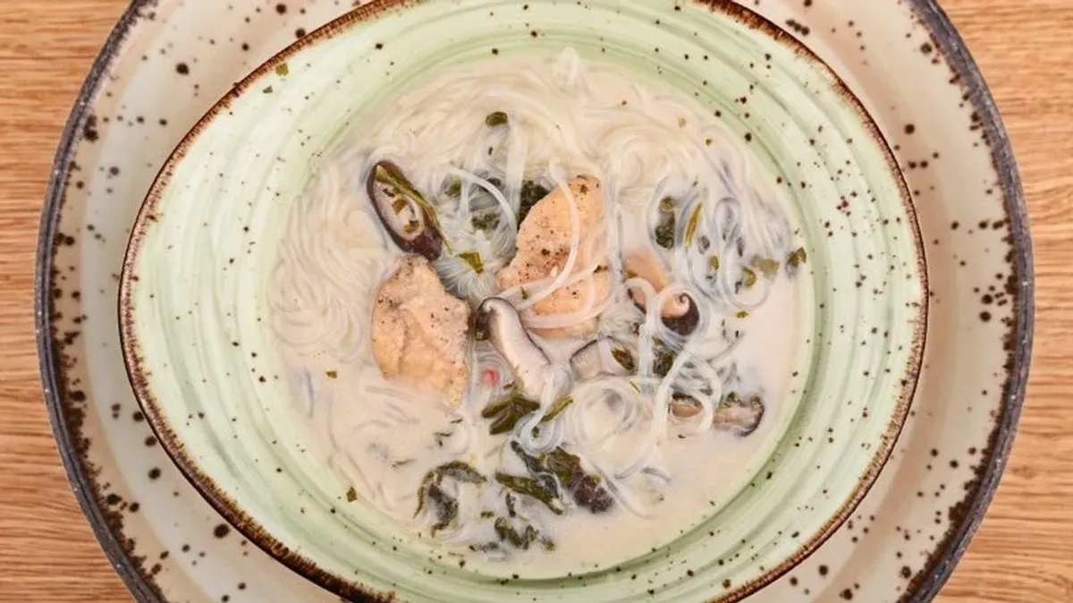 Csípős csirkeleves lime-mal, spenóttal, shiitake gombával, kókusztejjel (0,7l)