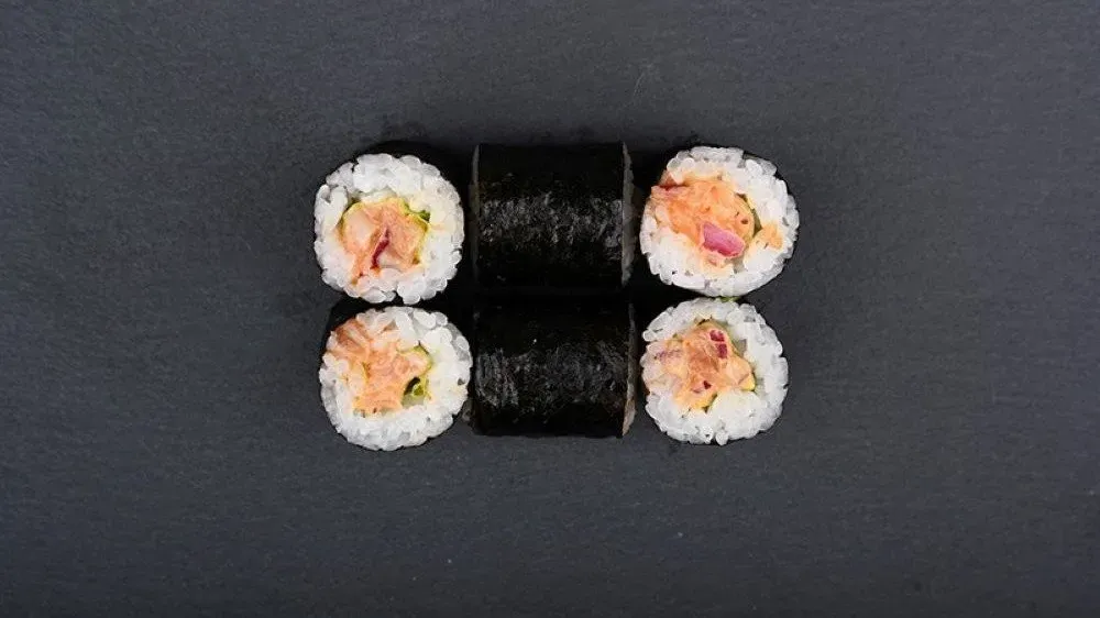 Lazactatár maki jégsalátával, sirachával, lilahagymával, japán majonézzel