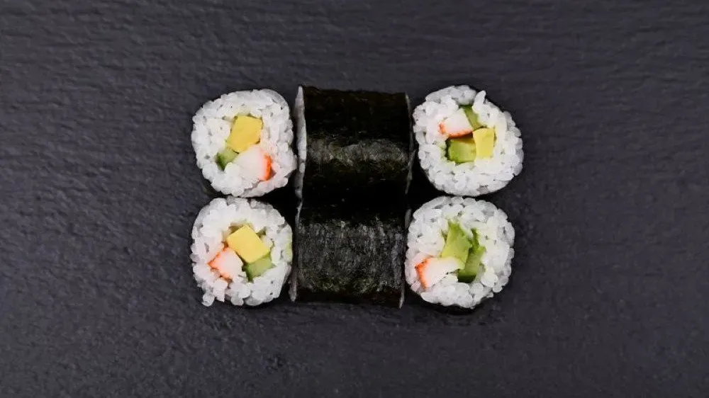 Kalifornia maki rákhússal, avokádóval és uborkával