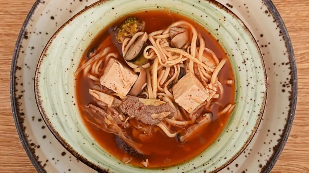 Marha-chili ramen rizstésztával (0,7l)
