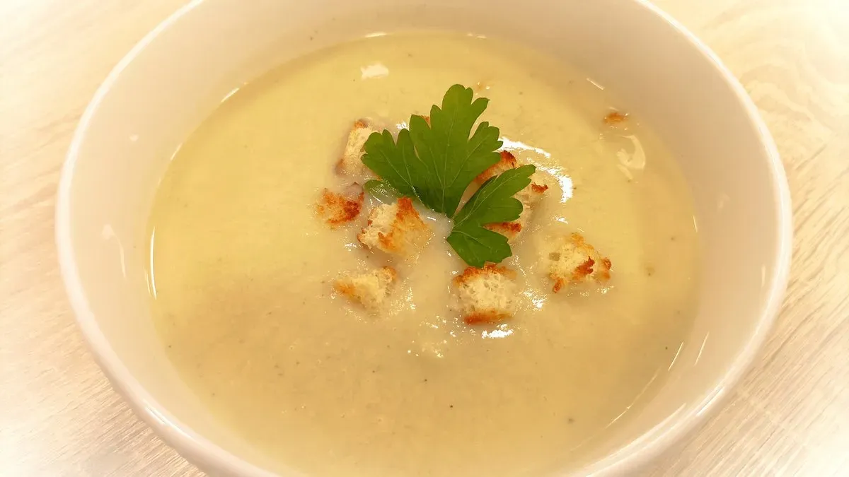 Zellerkrémleves krutonnal