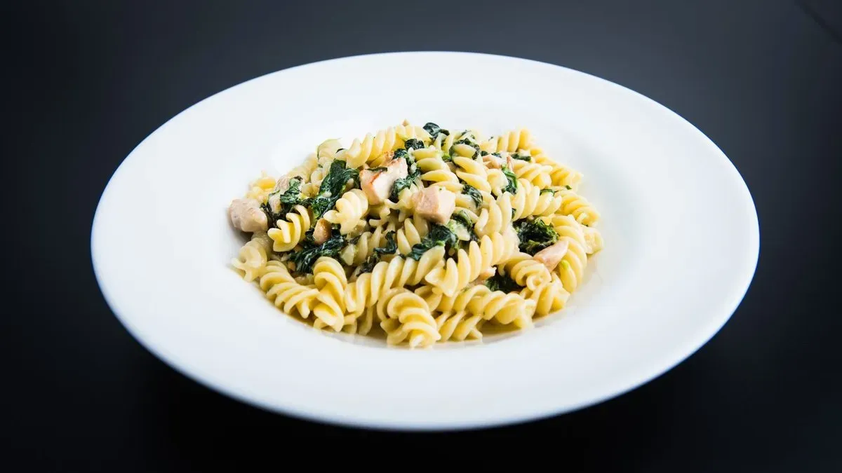 Pasta con spinaci e petto di pollo