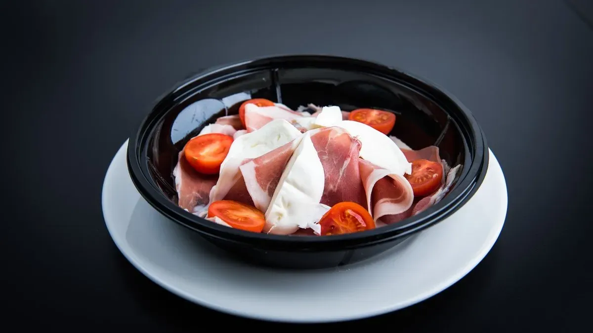 Bufala con ciliegini rucola e prosciutto crudo