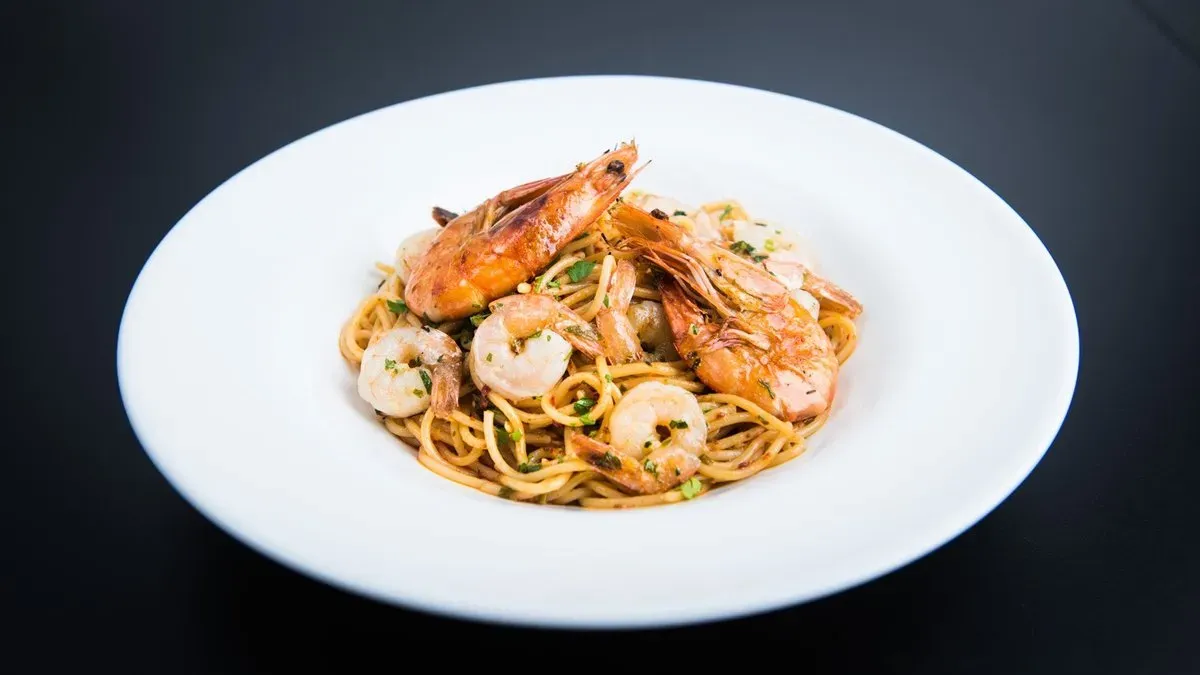 Pasta aglio olio e peperoncino con gamberoni