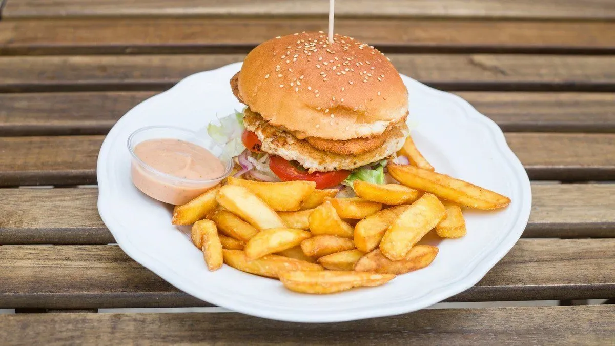 Campus Girl burger sült burgonyával
