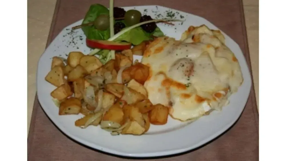 Roston csirkemell camemberttel, almával, sajttal grillezve
