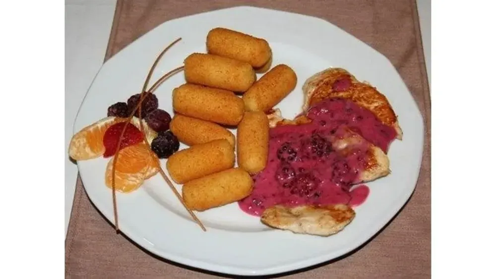 Natúr csirkemell erdei gyümölcsmártással
