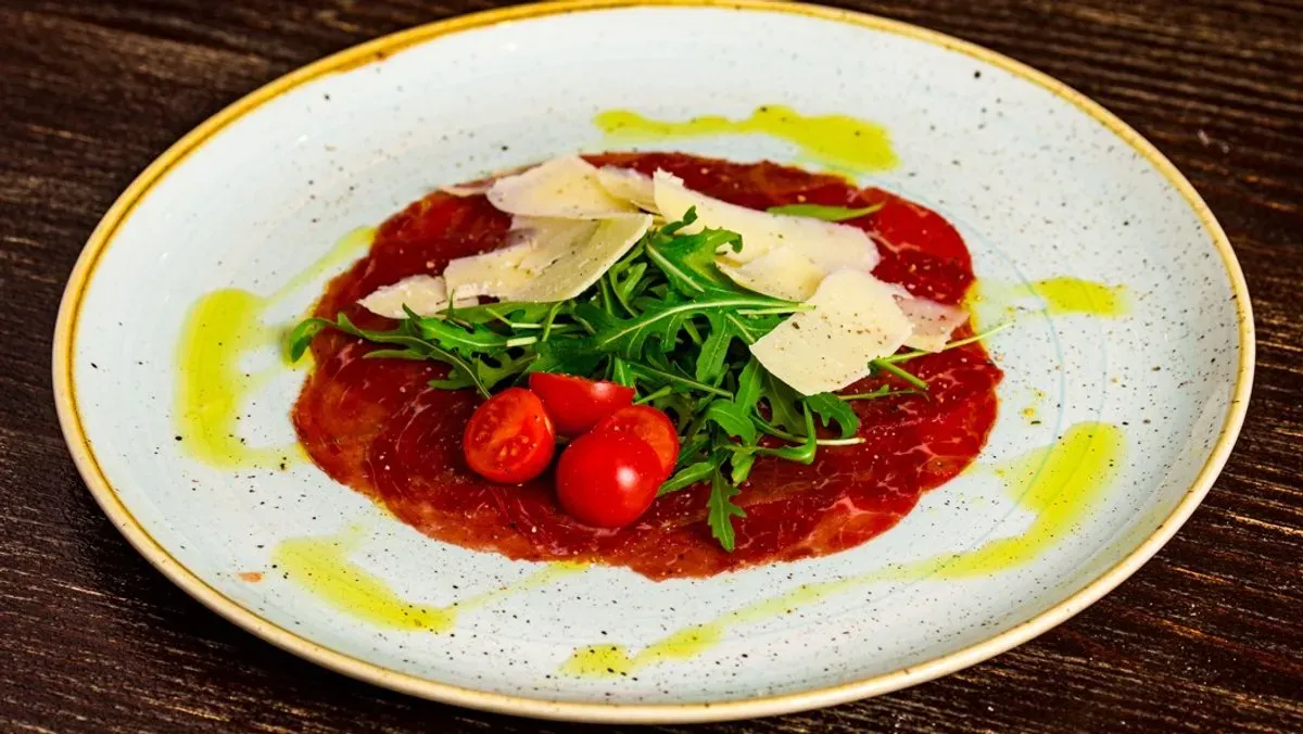 Carpaccio di manzetta Prussiana, rucola e scaglie di Parmiggiano Reggiano DOP