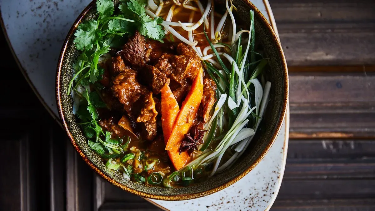 Pho Bo Sot Vang (vietnami style vörösboros marha pho leves)