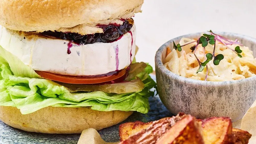 Vegetáriánus burger, Camambert, áfonyás majonéz, coleslaw saláta