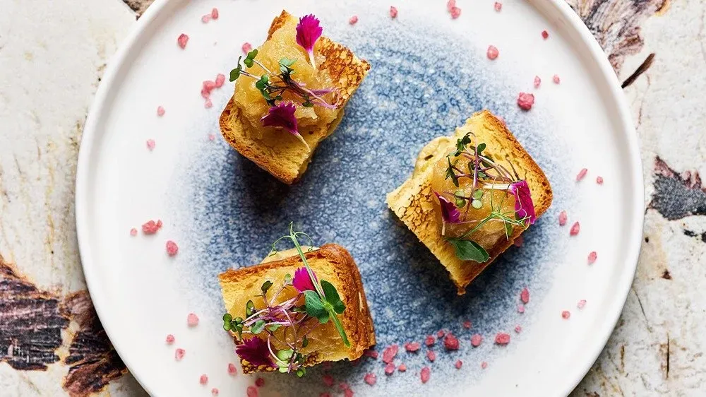 Kacsamáj terrine , gyömbéres alma chutney, házi kalács