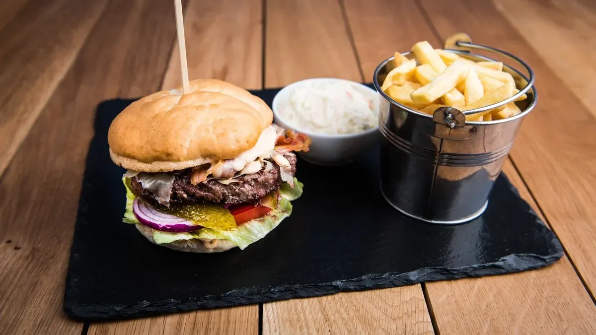 Marhaburger, bacon, házi szósz, steak burgonya, coleslaw