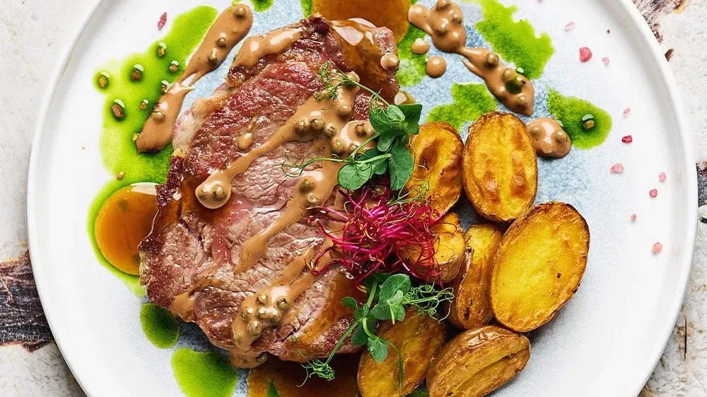 Rib-Eye steak , zöldfűszeres burgonyaparázs, csokis zöldbors mártás